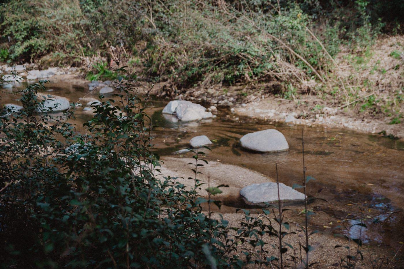 El Arroyo El Sauce con grandes piedras y agua clara a la altura del predio